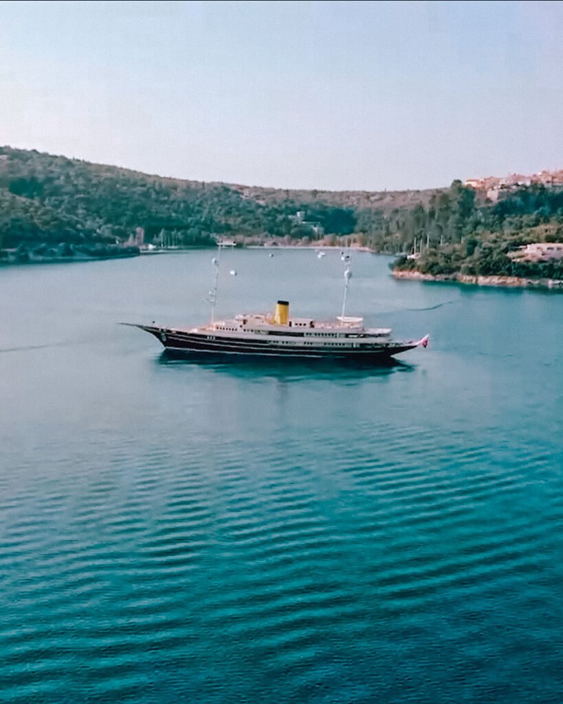 superyachts-gallery-tall-03 Superyacht M/Y Nero at anchor. Yacht entertainment for yacht charters. Chris Dodd Magic.