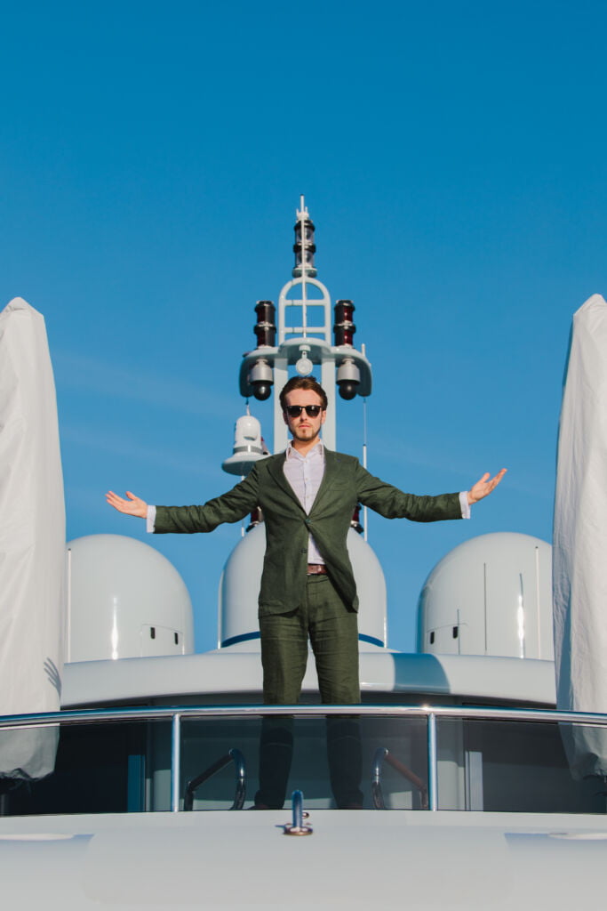258A7886 Chris Dodd Magic, superyachts magician. Yacht entertainment for yacht charters.