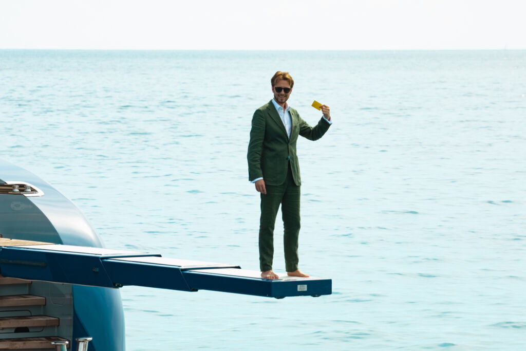 258A8335 Chris Dodd Magic walking the plank. Yacht entertainment for yacht charters.